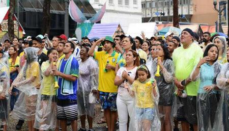 Em Campinas torcida marca presença no Centro para ver jogo do Brasil, mesmo sob chuva