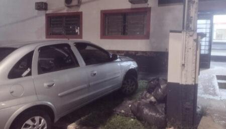 Condutor embriagado invade calçada de delegacia de Hortolândia