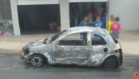 Carro pega fogo e fica totalmente destruído em Hortolândia