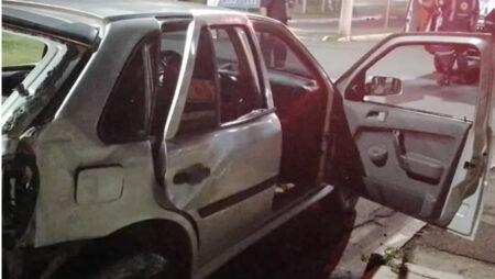 Condutor perde o controle do veículo e colide contra poste no centro de Hortolândia