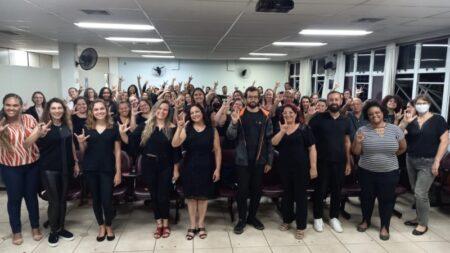 Alunos do curso de Libras celebram formatura, nesta terça-feira (06/12)