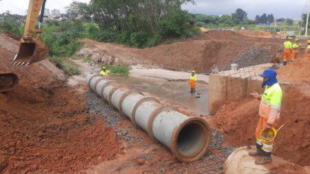 Prolongamento da Estrada Sabina Baptista próximo à obra do Novo Paço ganha drenagem pluvial