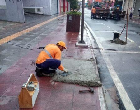 Prefeitura realiza limpeza de bueiros para evitar alagamentos no principal centro comercial da cidade