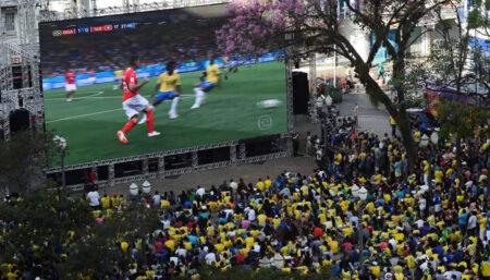 Telão em Campinas exibe filmes e apresentações de corais, além do jogo