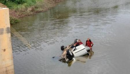 Carro cai na Lagoa do Remanso da Águas