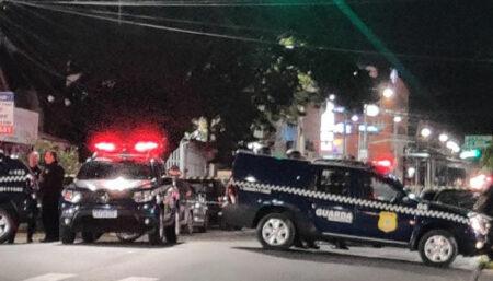 Colisão entre viatura e moto deixa feridos no Jardim Rosolem
