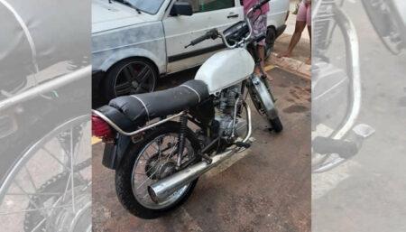 Homem em moto adentra condomínio ao avistas os GMs