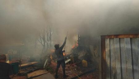 Incêndio de grandes proporções atinge barracos no bairro Recanto do Sol