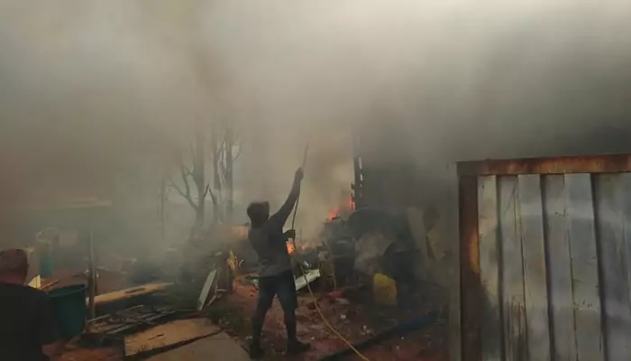 Incendio de grandes proporcoes atinge barracos no bairro Recanto do Sol