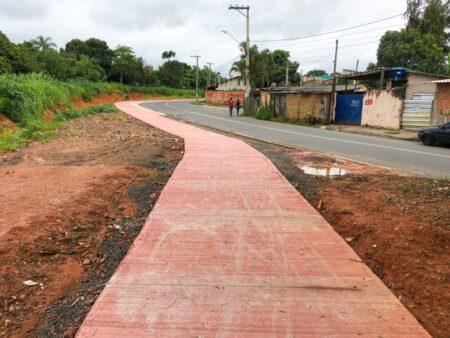 Revitalização de área próxima à Rua 10 da Vila Real segue intensificada com construção de ciclovia e calçada