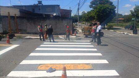 Jardim Amanda recebe etapa do mutirão de reforço da sinalização viária da Prefeitura em grande trecho