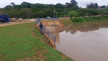 Ponte sobre o Jacuba na Estrada Sabina Baptista ganha guarda-corpo