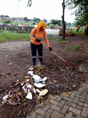Nos dias de chuvas, equipes de limpeza da Prefeitura reforçam varrição e poda do mato