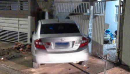 Jovem perde controle de veículo e colide contra residência