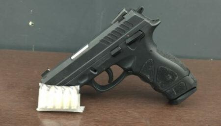 Marido ameaça esposa com arma de fogo