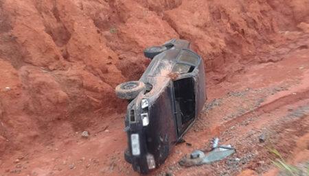 Motorista capota veículo após colocá-lo na “banguela”