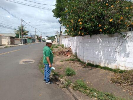 Equipe de educação ambiental da Prefeitura realiza orientação por zeladoria de árvores no Pq. Ortolândia