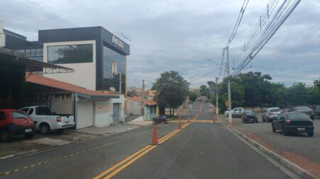 Ruas entre os jardins Adelaide e Terras de Santo Antônio recebem reforço na sinalização de solo