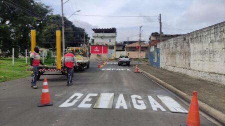 Nova etapa do reforço da pintura de solo é realizada em vias no entorno de escola no Jd. Stella