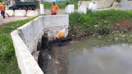 Prefeitura de Hortolândia reforça limpeza das tubulações de escoamento na lagoa do Jardim Amanda