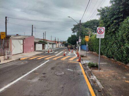 Ruas no entorno de escola no Jd. Sumarezinho recebem reforço na pintura da sinalização e readequação viária