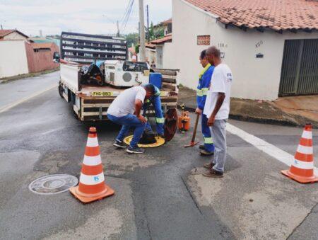 Prefeitura e Sabesp iniciam a semana com ação contra o descarte irregular de esgoto em dois bairros