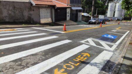 Prefeitura implanta e reforça sinalização de solo ao redor de unidade de ensino na região do Jd. Santa Clara do Lago