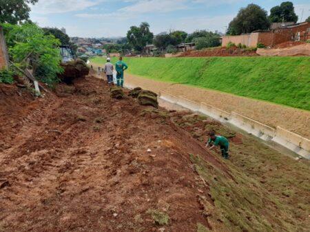 Prefeitura retoma plantio de grama no talude na obra da Rua 10 na Vila Real
