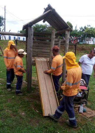 Prefeitura realiza consertos e manutenção no playground e na academia em área no campo de futebol do Santiago