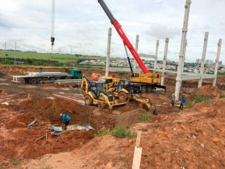 Guindaste iça pilares de concreto na obra do novo Paço Municipal de Hortolândia