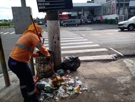 Lixo descartado de forma irregular sobrecarrega equipes de varrição