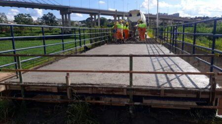 Após colocação de pré-lajes, passarela metálica sobre o Jacuba é concretada