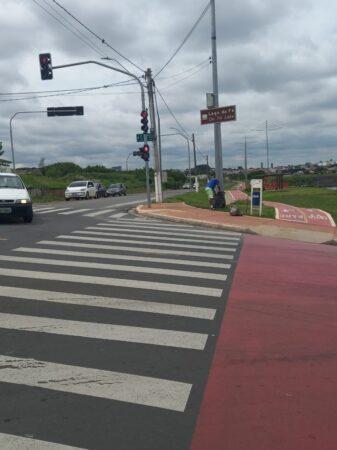 Prefeitura implanta semáforo para pedestres na travessia da avenida que margeia o Pq. Socioambiental Lago da Fé