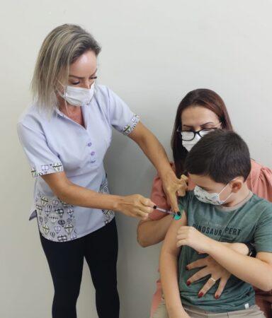 Para ampliar vacinação contra a COVID-19 entre crianças, três UBSs de Hortolândia agora abrem diariamente