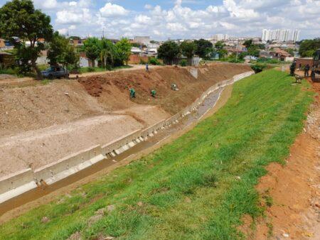 Concluído plantio de grama no talude na obra da Rua 10 na Vila Real