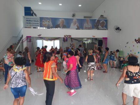 Idosos soltam o grito de carnaval no CCMI do Jd. Amanda