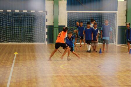 Aulas do Projeto Escolinhas Esportivas da Prefeitura estão disponíveis no Poliesportivo Nelson Cancian