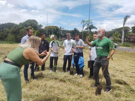 Plantio de mudas de árvores é realizado em área no entorno da lagoa do Jd. Amanda