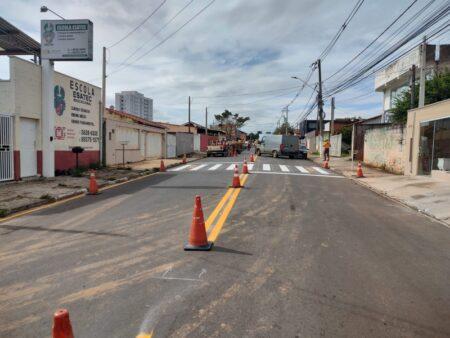 Sinalização de solo é reforçada em rua de unidade de ensino no bairro Loteamento Adventista Campineiro