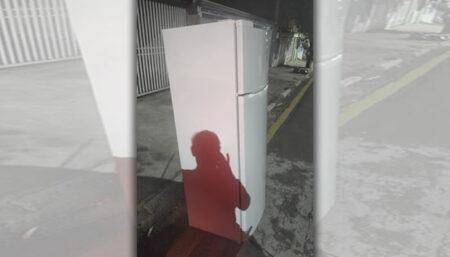 Homem é flagrado carregando nas costas uma geladeira furtada