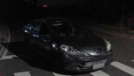 Motorista com sinais de embriaguez causa acidente e foge