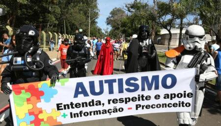 Caminhada no Taquaral marca início ao abril Azul em Campinas
