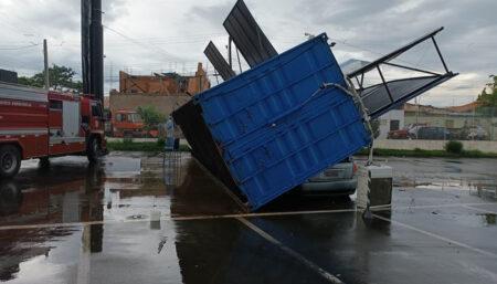 Vento forte derruba Container na divisa de Hortolândia com Monte Mor