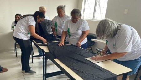 Curso de costura para mulheres oferece formação profissional