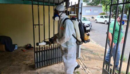 Prefeitura orienta para que moradores permitam em suas casas trabalho de nebulização contra Aedes aegypti