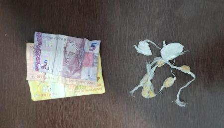 Traficante disfarça ao ver viatura mas foi preso com drogas