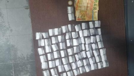 Homem é flagrado com quantidade grande de drogas em ponto de venda