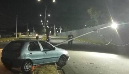 Homem perde controle do veículo e atinge poste que cai sobre a via