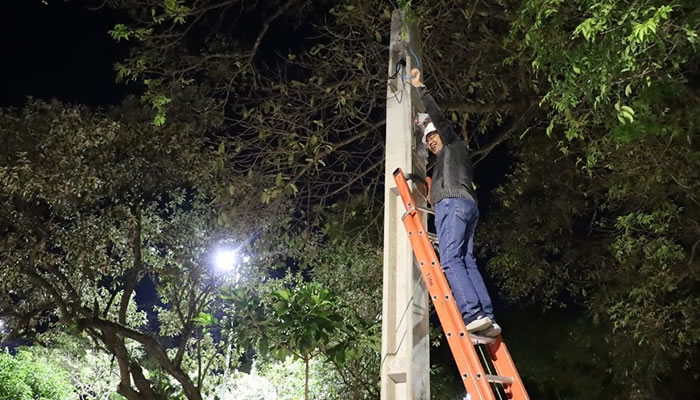 Prefeito Zeze Gomes entrega iluminacao do Bosque do Jardim Novo Cambui