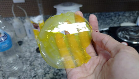 Jovens de Goiânia produzem plástico biodegradável